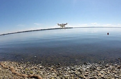 城會(huì)玩！加拿大男子成功用無人機(jī)釣到魚