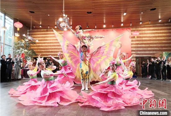 圖為雜技演員通過精湛的技藝贏得了滿堂喝彩?！「拭C省文化和旅游廳網(wǎng)站 攝