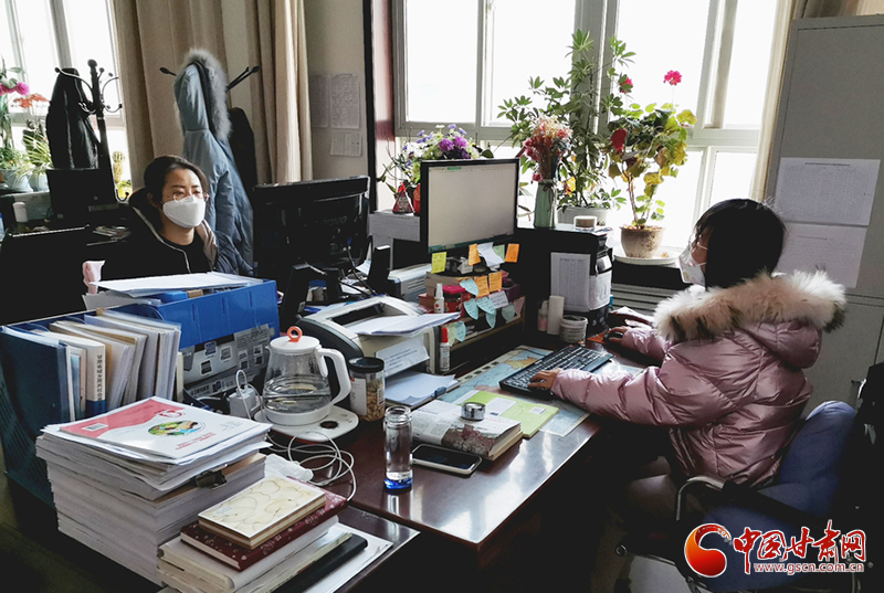 【甘肅全民戰(zhàn)“疫”】靈臺：凝心聚力抗疫情 人社服務不打烊（圖）