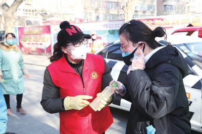 用點(diǎn)滴善舉筑就強(qiáng)大正能量 蘭州市各級道德模范、蘭州好人齊心援助抗擊疫情一線