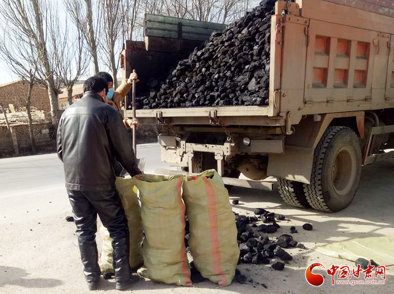 【甘肅全民戰(zhàn)“疫”】雪中送炭！會寧一企業(yè)為基層防控點捐贈10噸愛心煤（圖）