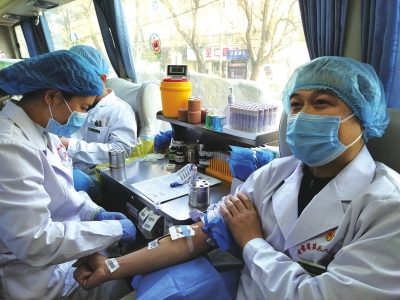 蘭州：獻(xiàn)血戰(zhàn)“疫” 為愛(ài)送行（圖）