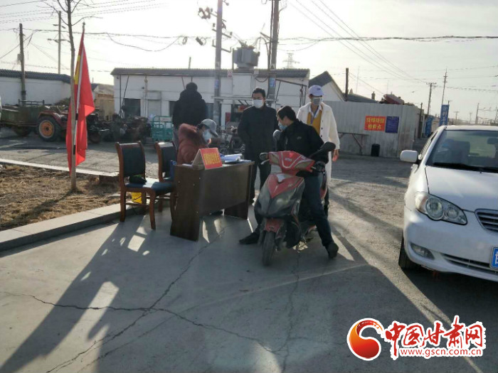 【甘肅全民戰(zhàn)“疫”】酒泉瓜州縣社區(qū)網(wǎng)格員守好一道門服務(wù)每戶人