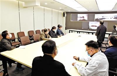 蘭大校長嚴(yán)純?nèi)A等視頻連線蘭大一院、二院支援湖北醫(yī)療隊(duì)員