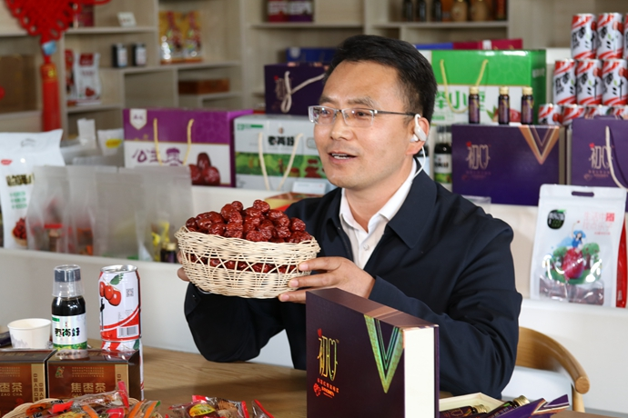 “縣長直播天團”唱響“甘貨春之聲”，售出近30種甘貨1萬余件 開進直播間的網(wǎng)絡(luò)扶貧博覽會，受百萬網(wǎng)友點贊 