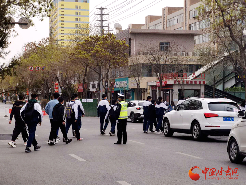 保駕護(hù)航！涼州公安交警“護(hù)學(xué)崗” 撐起“平安傘”