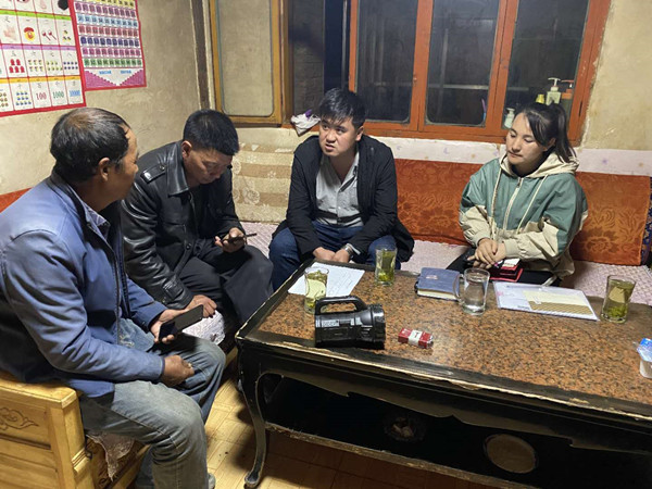 圖為木耳鎮(zhèn)紀檢干事盧建民（左三）連夜在多壩村多壩組奚連德家中了解受災情況，排查安全隱患，并宣傳發(fā)生次生災害的相關知識。_副本.jpg