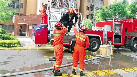 多方聯動 快速反應 ——省消防救援總隊高層小區(qū)消防救援演練記