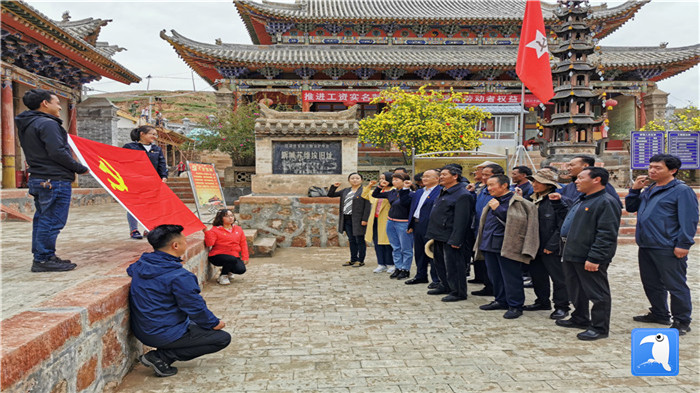 “七一”前夕，甘南州紀(jì)委監(jiān)委機關(guān)第二黨支部組織支部黨員和幫扶村黨員赴臨潭縣新城鎮(zhèn)蘇維埃舊址紅色教育基地參觀學(xué)習(xí)活動。_副本.jpg