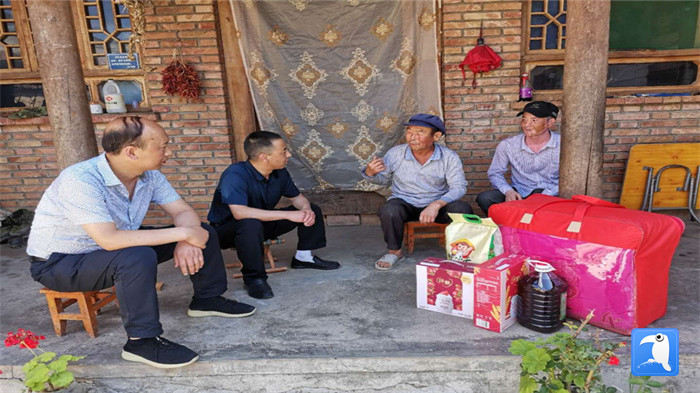 在建黨99周年來臨之際，隴南市禮縣紀(jì)委監(jiān)委在中壩鎮(zhèn)、三峪鄉(xiāng)開展“七一”慰問老黨員、困難黨員活動，為他們送去組織的關(guān)懷和節(jié)日的問候。_副本.jpg