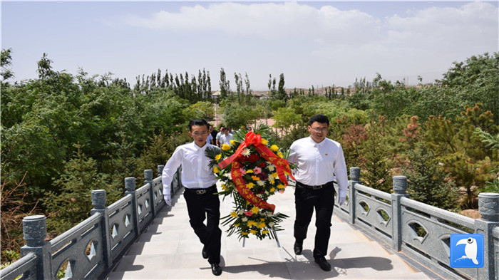 七一”前夕，白銀市紀(jì)委監(jiān)委機關(guān)黨委組織黨員來到紅軍西路軍景泰烈士陵園開展主題黨日活動。 朱鵬拍攝_副本.jpg