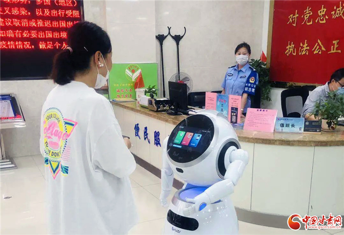 首臺智能機(jī)器人“入職”蘭州公安出入境辦證大廳（圖）