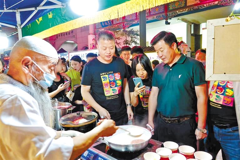 鄭州餐飲同行“打卡”金城夜市：“月光下的蘭州美食，唇齒留香”