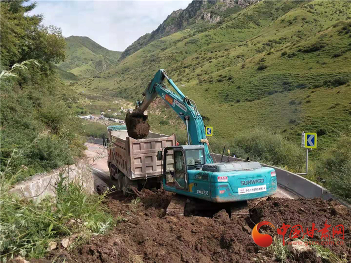 國(guó)道212線分水嶺路段山體滑坡 公路部門(mén)緊急處置