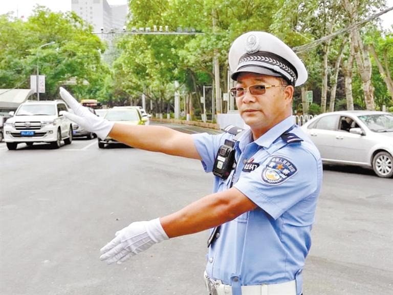 蘭州城關(guān)區(qū)交警大隊一線老交警馬驍：俯首甘為“老黃牛”