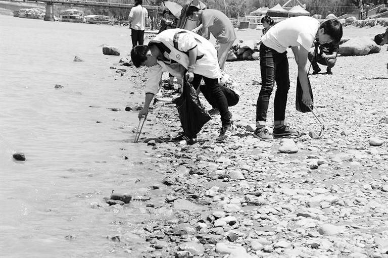 保護(hù)母親河，我們一直在路上……