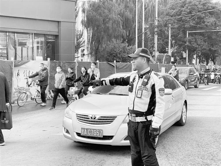 近期蘭州市區(qū)多處路段占道施工，高峰期市民請(qǐng)盡量繞行