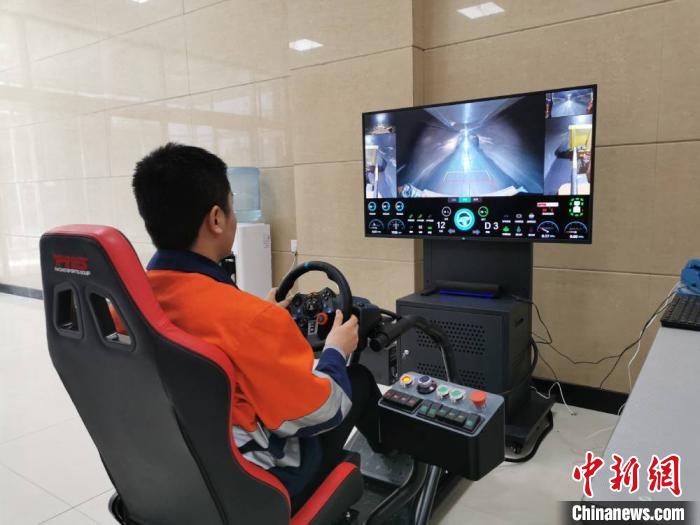 【央媒看甘肅】甘肅千米礦井“5G無(wú)人運(yùn)礦車”：駕駛員地表操作似“打游戲”
