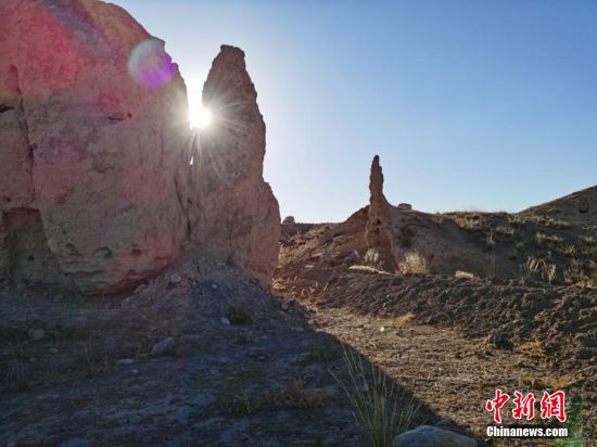 山丹境內(nèi)的長城是由壕塹和山險為主的漢長城和黃土墻體為主的明長城兩部分組成。 翟繼宗 攝