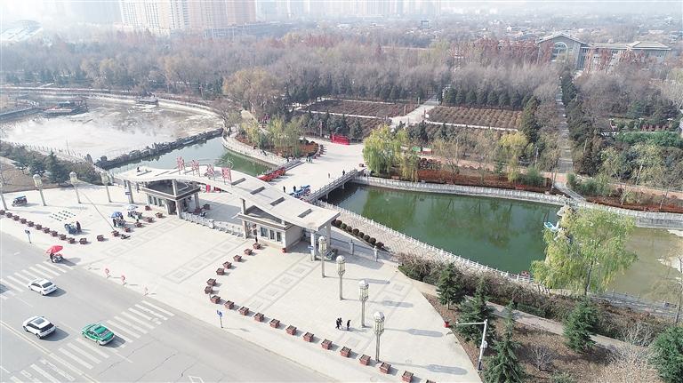 　初冬時節(jié)，臨夏市東郊公園里,楓樹、松柏、云杉等樹木色彩斑斕