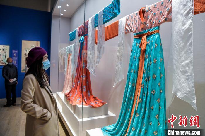 觀眾在參觀唐代服飾?！●樤骑w 攝