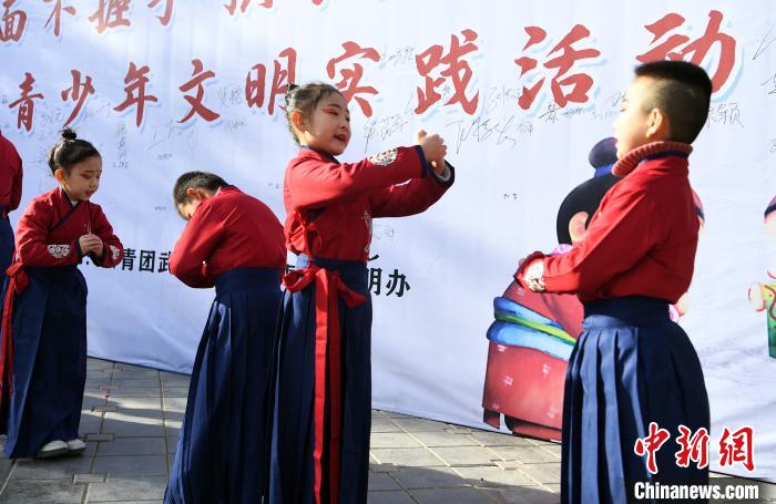 甘肅武威倡古代“拱手禮”：見面不握手 防“疫”拾傳統(tǒng)