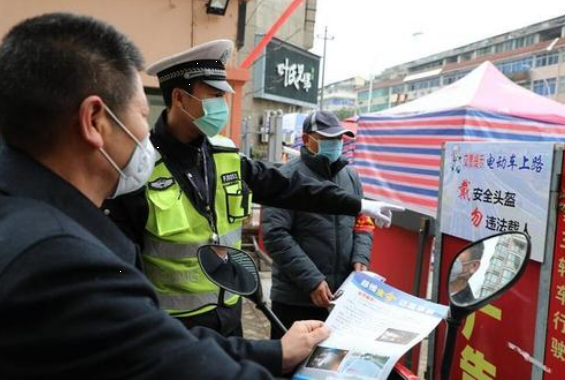 蘭州城關(guān)交警深入轄區(qū)客運(yùn)企業(yè)筑牢交通安全防線(xiàn)