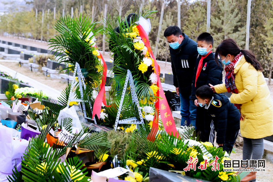 委托快遞、自發(fā)前往，社會(huì)各界在陳紅軍烈士墓前獻(xiàn)花致敬