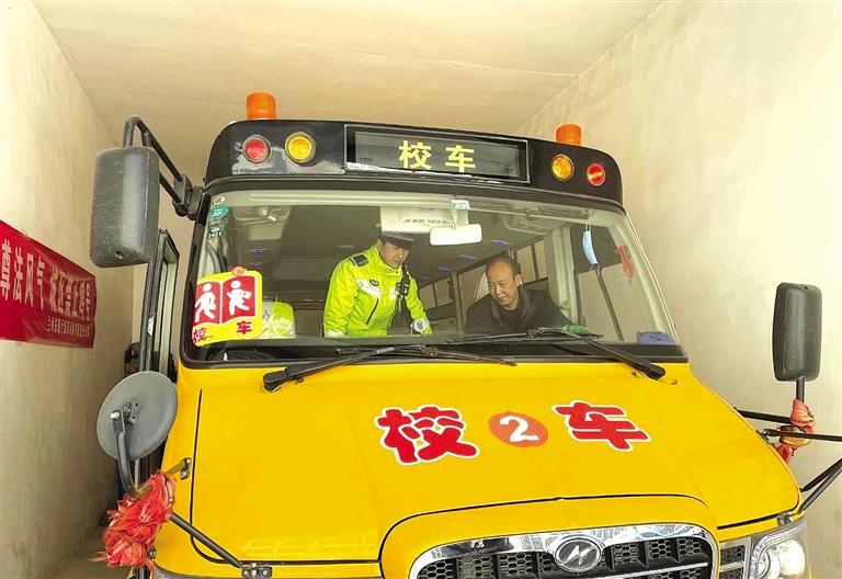 蘭州時(shí)刻繃緊安全這根弦 校車解封“體檢”迎開(kāi)學(xué)