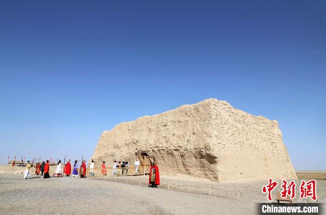 數(shù)十位身著古裝的女性通過體驗(yàn)賞漢舞、習(xí)漢禮、吟誦詩詞等中華傳統(tǒng)文化，再現(xiàn)古絲綢之路的繁華盛景?！⊥踺?攝