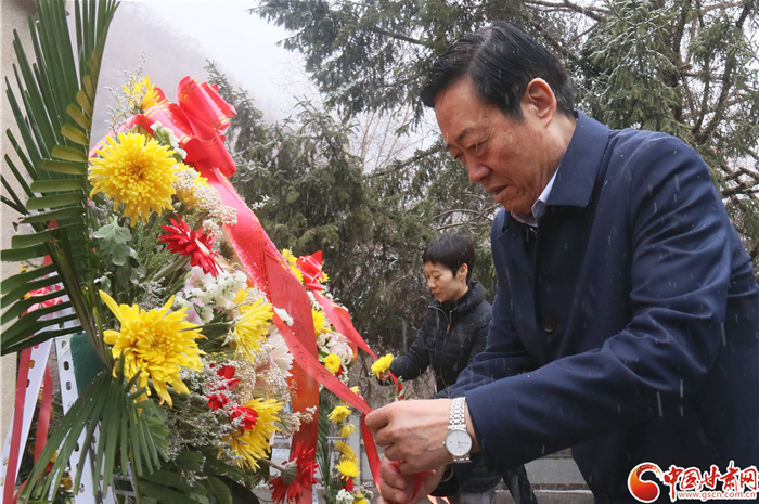 飛雪四月興隆山 懷古追思祭英烈——甘肅省延安精神研究會(huì)赴榆中開展清明祭英烈活動(dòng)