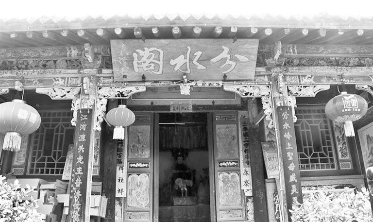 秦嶺鎮(zhèn)分水閣，一屋檐水分江河 這里可看水系奇觀，可賞連翹花海