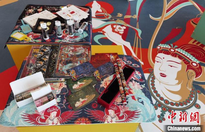 60余類敦煌主題的文創(chuàng)產(chǎn)品讓人愛不釋手?！《∷?攝