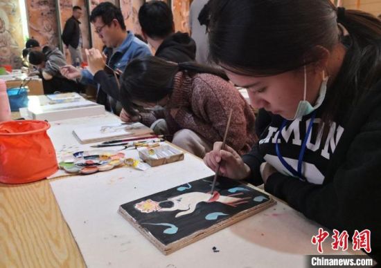 2020年10月，臺灣大學生在敦煌“莫高學堂”體驗泥胚畫手作課?！《∷?攝