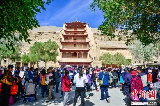 中國農(nóng)歷四月初八，敦煌民眾傳承歷史習(xí)俗，前往莫高窟燒香禮佛、祈福。(資料圖) 王斌銀 攝