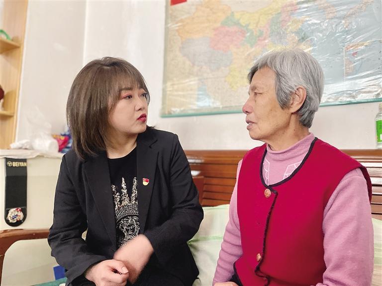 敦煌路街道任家莊街東社區(qū)黨委書記、居委會主任譚莉：我們必須成為老百姓堅強的后盾