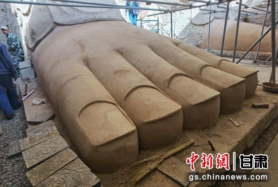 圖為中國“石窟鼻祖”天梯山石窟第13窟大佛足部與局部危巖體搶救性保護(hù)項(xiàng)目施工現(xiàn)場。陳曉斌 攝