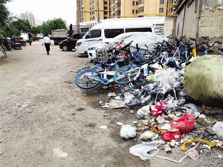 百米土路臟亂差，誰來管？經(jīng)記者協(xié)調(diào)，社區(qū)組織志愿者進(jìn)行了清理