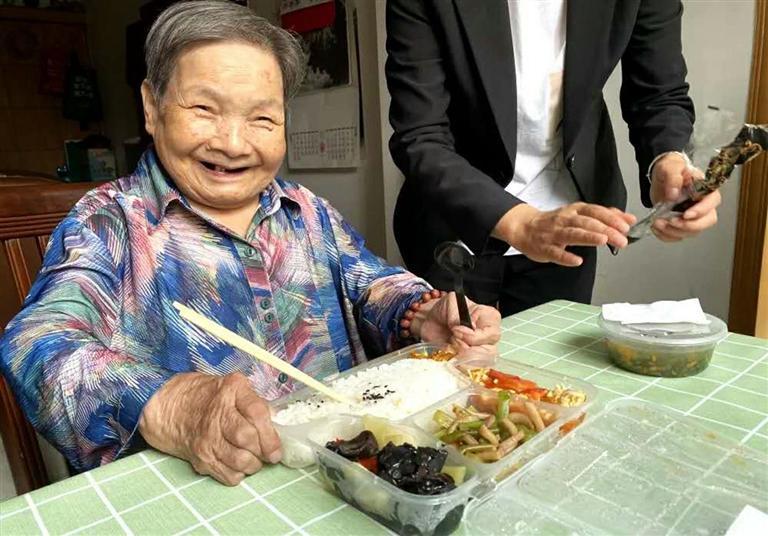 智慧養(yǎng)老托起幸福晚年 蘭州市推進“互聯(lián)網(wǎng)+”居家養(yǎng)老建設(shè)