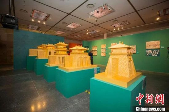 圖為呈現(xiàn)敦煌壁畫(huà)中的建筑和園林之美的復(fù)原模型。(資料圖) 敦煌研究院供圖