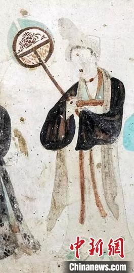 “一把小扇在手，笑對(duì)仲夏酷暑?！眻D為莫高窟第468窟《執(zhí)團(tuán)扇女供養(yǎng)人》(中唐)?！《鼗脱芯吭汗﹫D