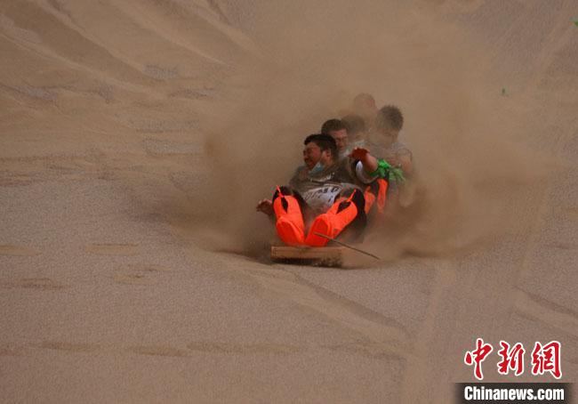 6月13日，敦煌鳴沙山月牙泉景區(qū)舉辦滑沙比賽?！●T豆 攝