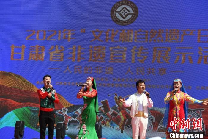 圖為甘肅臨夏回族自治州非遺傳承人演唱花兒?！钇G敏 攝