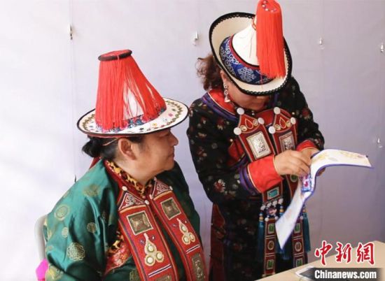 圖為用活態(tài)傳習的模式促進裕固族非物質(zhì)文化遺產(chǎn)的保護傳承?！∈缝o靜 攝