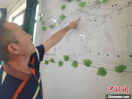 圖為甘肅省社會(huì)科學(xué)院絲綢之路研究所所長(zhǎng)侯宗輝指出《絲綢之路古文明》課題組考察線路?！￠Z姣 攝