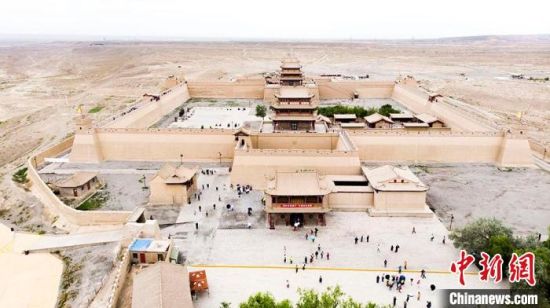 圖為7月中旬，世界文化遺產(chǎn)——嘉峪關(guān)，它是中國明代萬里長城的西端起點(diǎn)?！「哒埂z