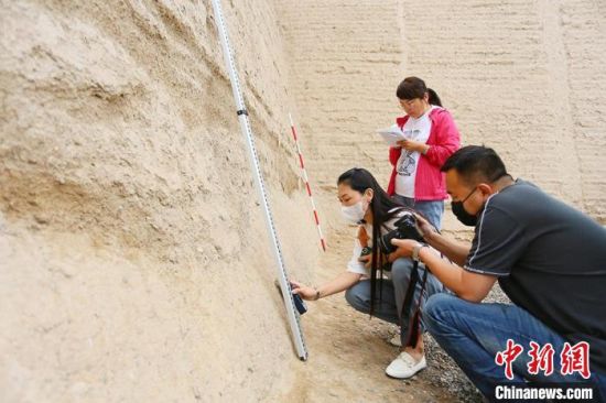 科技保護(hù)讓長城價(jià)值的真實(shí)性和完整性得到有效延續(xù)和傳承。圖為文物工作者正在測(cè)量關(guān)城的相關(guān)數(shù)據(jù)?！「哒?攝