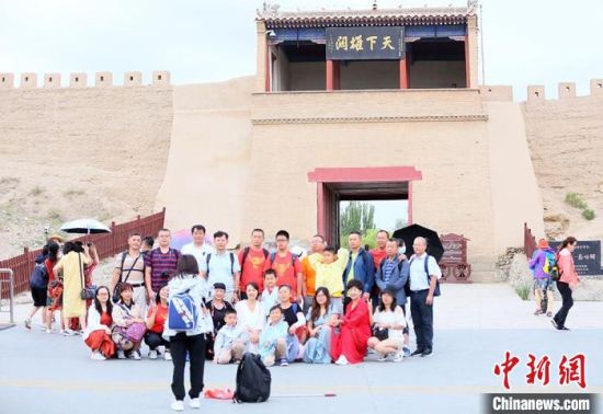 歷經(jīng)數(shù)十載保護(hù)修繕的古老關(guān)城得以延年益壽，成為了海內(nèi)外游客“絲路游”的必經(jīng)打卡地?！「哒?攝