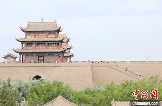 歷經(jīng)數(shù)十載保護(hù)修繕的古老關(guān)城得以延年益壽，成為了海內(nèi)外游客“絲路游”的必經(jīng)打卡地。　高展 攝