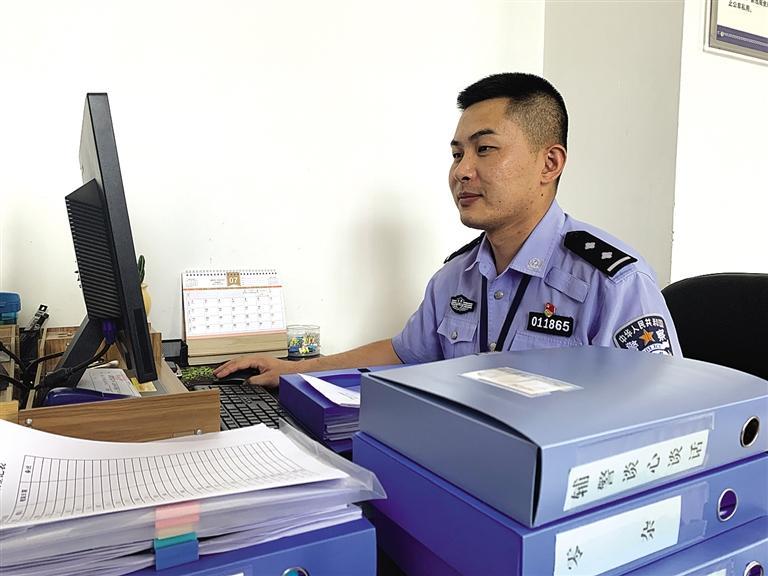 “身為黨員，就應(yīng)該第一個往前沖”